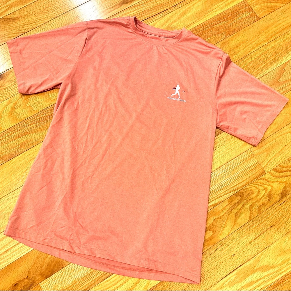 Like new boy’s Vineyard Vines Performance baseball tee size:XL